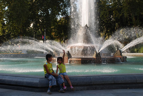 Дети у фонтана в Ташкенте