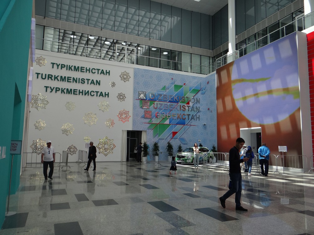 Вход в павильоны Узбекистана и Туркменистана