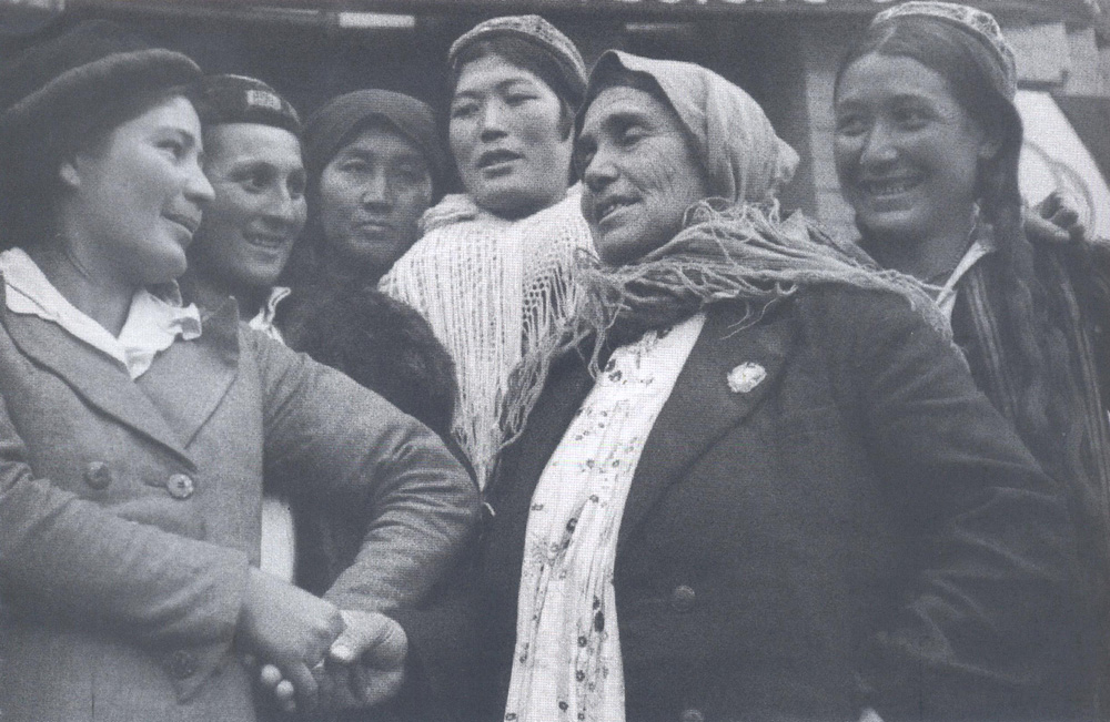 Tahtabibi Omanova and Tadjikhon Askarova - best female workers. 1937