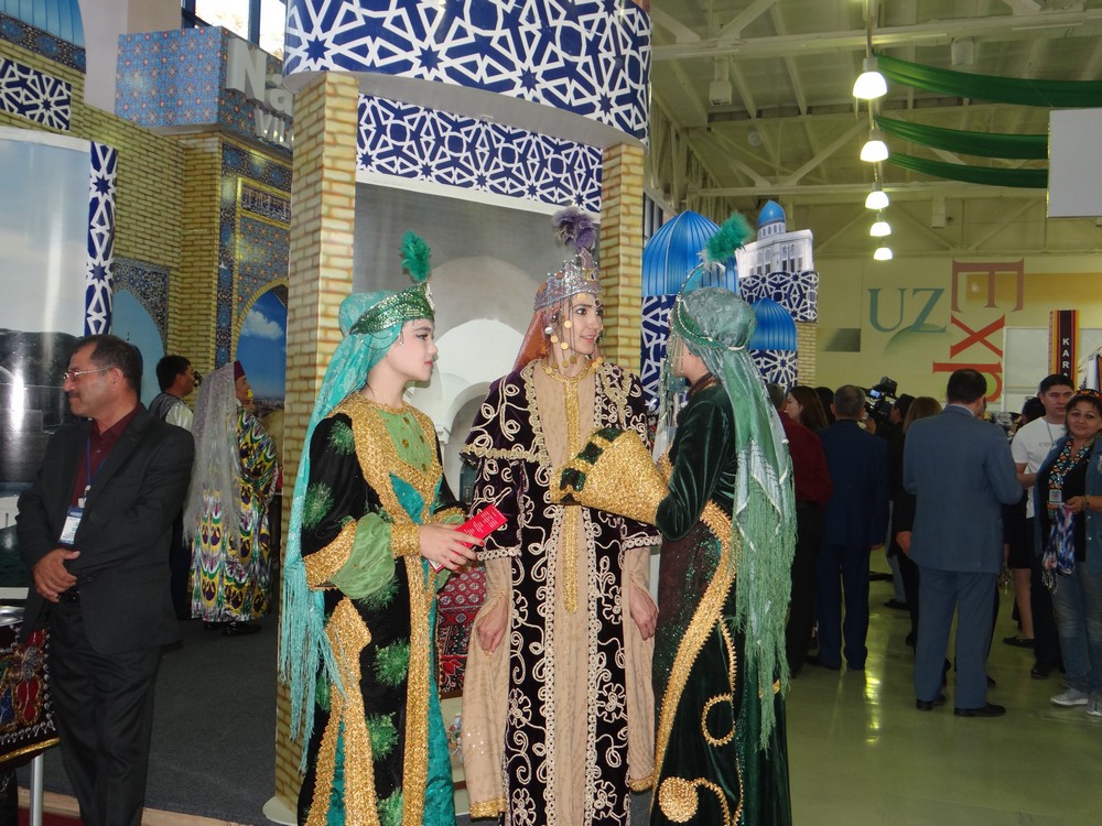 Девушки в платьях шитых золотом, Узбекистан