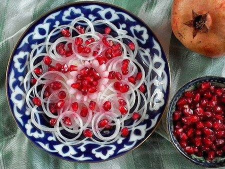 Салат из гранатовых зерен и лука - узбекская кухня