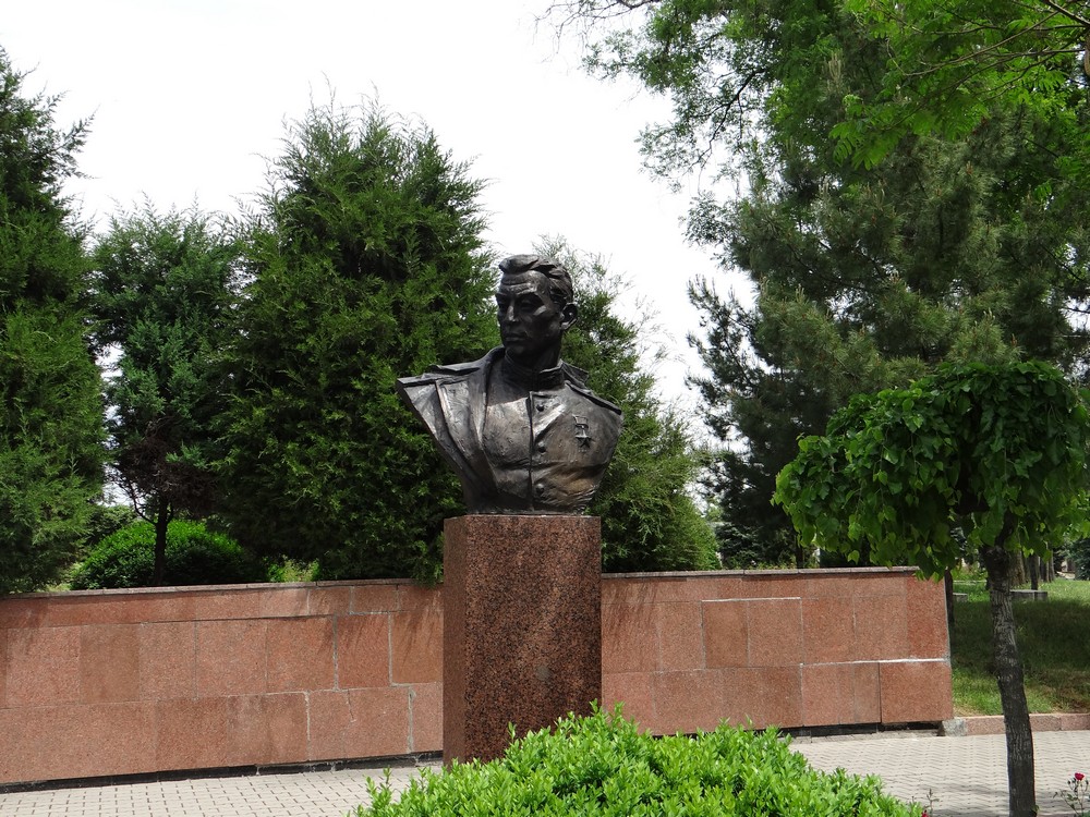 Памятник Герою Советского Союза гвардии генерал-майору Сабиру Рахимову