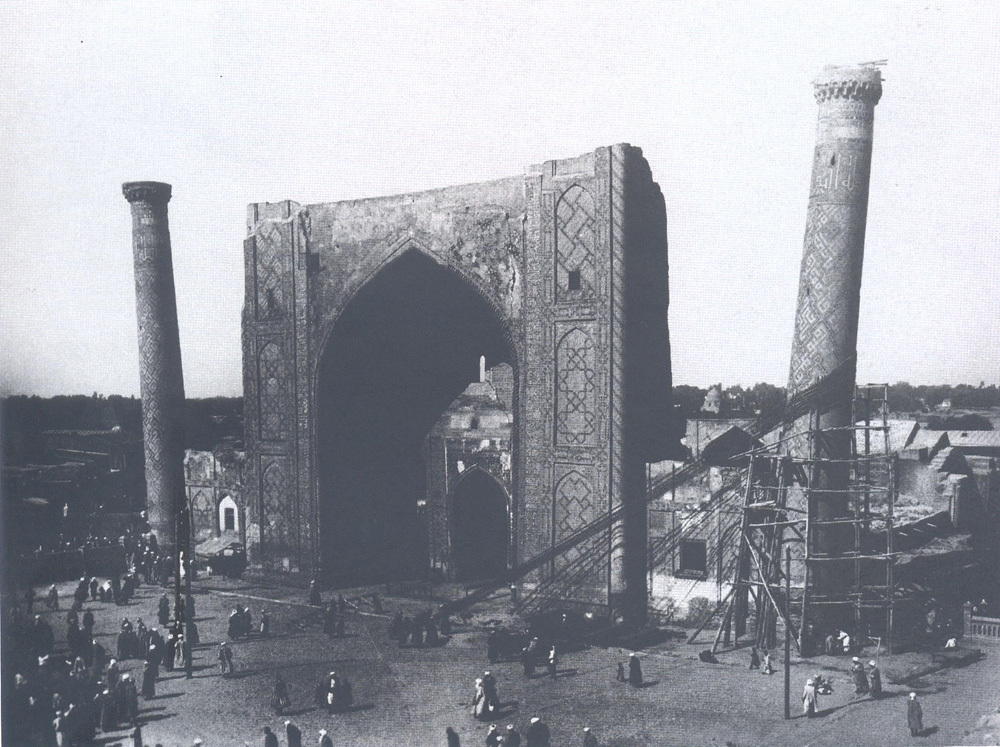 OldThe return of the "Falling" minaret. Samarkand