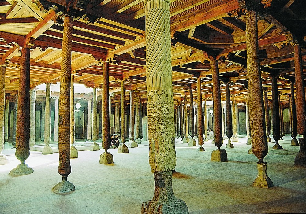 Мечеть с деревянными колоннами в Хиве